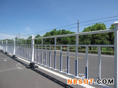 道路护栏网_山东哪里供应的道路护栏好图1